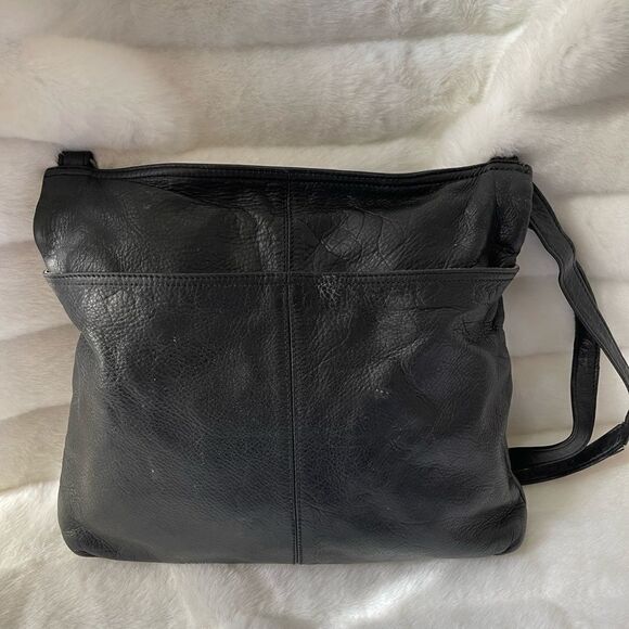 Margot black leather shoulder/Crossbody bag with rustic hardwares  . - Picture 5 of 10